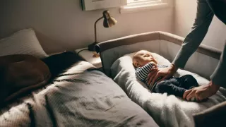 Bébé dans son lit avec babyphone vox