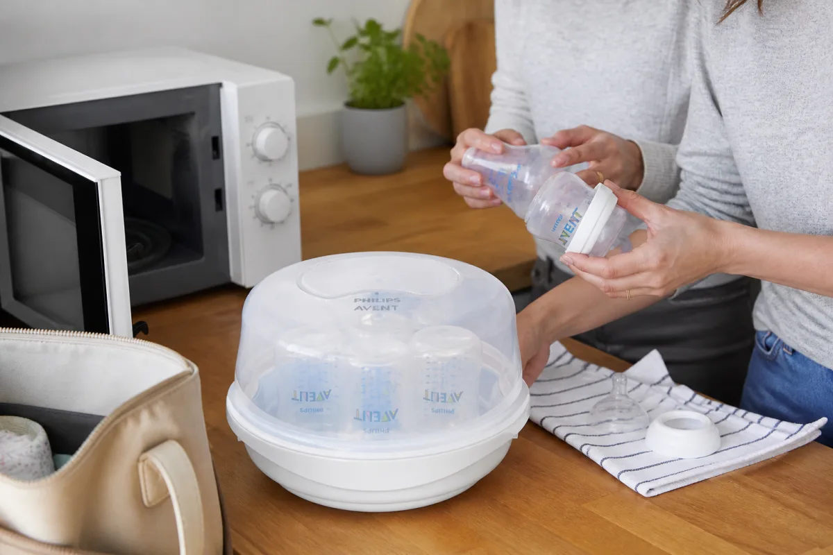 La capacité intérieure accueille plusieurs biberons, tétines et accessoires dans une seule opération.